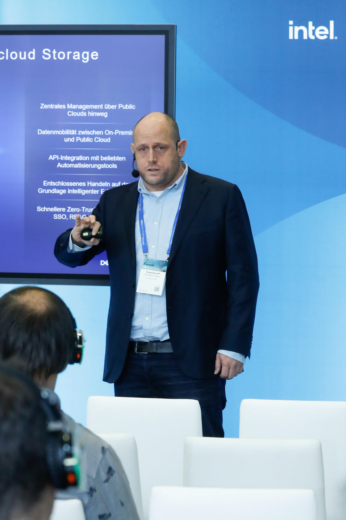 Tobias Bischoff presenting on cloud storage